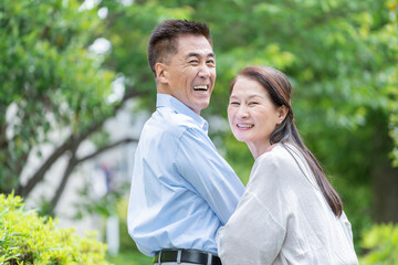 Obraz premium 公園を散歩するシニア夫婦