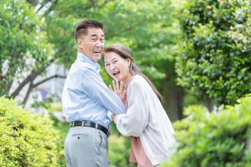 Fototapeta premium 公園を散歩するシニア夫婦
