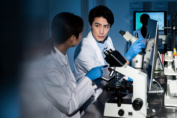 Male and female researchers who help each other to carry out research