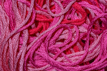 Tapeta różowa i czerwona włóczka w zbliżeniu makro. Chaos, bałagan w różowych odcieniach ze splątanych nitek