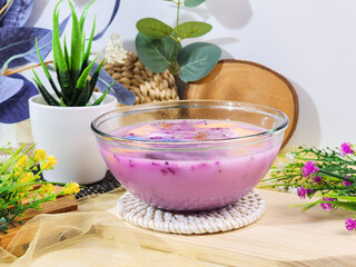 Obraz na płótnie Canvas Ice fruit soup with a blend of milk and fresh fruit 