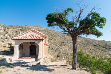 Fototapeta na wymiar Vista de la ermita del Carmen con árbol y camino en Albarracín, Teruel, Aragón, España.