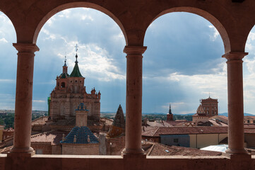 Vista aérea de la ciudad de Teruel, Aragón, España, desde una terraza con arcos.