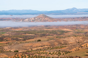 Vista de la Alcarria de Guadalajara con niebla, al fondo Hita y el pico Ocejón.