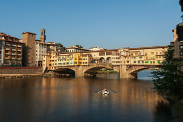 Obraz premium Vista de Florencia, Toscana, Italia con el río Arno y el ponte vecchio.