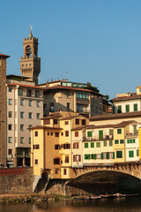 Fototapeta na wymiar Vista de Florencia, toscana, italia, con el río arno y el ponte vecchio.