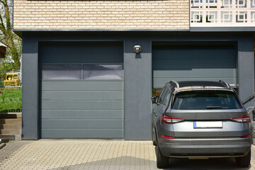 Moderne Beton-Garage mit Automatik-Tor in der Hauszufahrt © Hermann