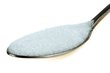 Cuillère de sucre en poudre en gros plan sur fond blanc