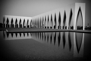 Kultur- und Kongresszentrum von El Gouna, Ägypten  in schwarz-weiß mit Spiegelung im Wasser. Ein architektonisches Highlight.