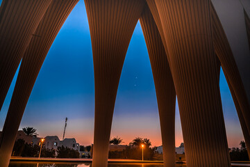 Säulen mit Sternen des Kultur- und Kongresszentrum von El Gouna, Ägypten zur Blauen Stunde...