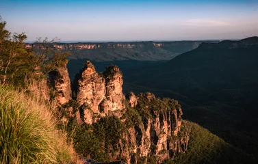 Cercles muraux Trois sœurs The view of the Three Sisters in the Blue Mountains National park in the dusk
