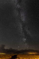 Die Milchstraße und wer genau hinschaut, entdeckt auch Jupiter und Saturn in unmittelbarer...