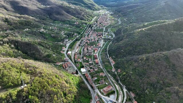 Valli Reatine, il borgo di Antrodoco, Rieti, Lazio, Italia.
Vista Aerea dall'alto.