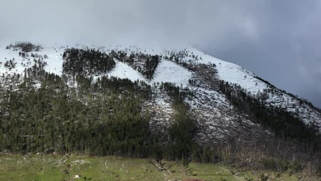 La scritta DUX (duce), sui monti della Laga, Antrodoco, Rieti, Lazio, Italia.
Vista aerea della montagna innevata con la scritta Dux.
