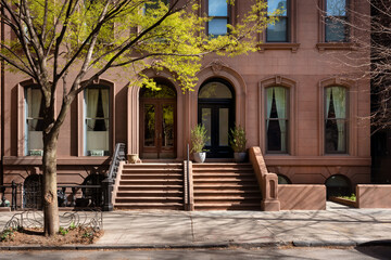 Fototapeta na wymiar Brownstone townhouse facade in Brooklyn Heights, New York City