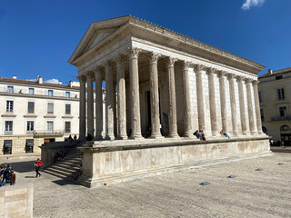 Obraz premium Nîmes, France - 04 19 2023: Square House. View of the monument and statue.