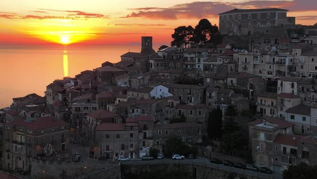 l'antico borgo di Castellabate sul mare del golfo Napoli, Salerno, Italia.
Tramonto rosso sul borgo a picco sul mare.