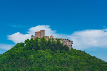 Fototapeta na wymiar Blick zur Burg Trifels bei Annweiler am Trifels. Region Pfalz im Bundesland Rheinland-Pfalz in Deutschland