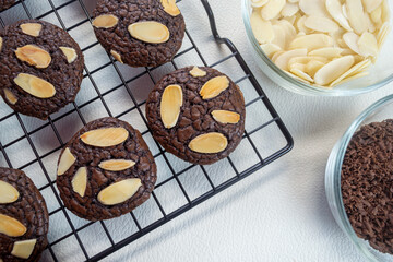 brownies cookies or Brownie cookies are a type of cake made from a mixture of typical brownie ingredients such as chocolate, butter, eggs and sugar, but have a texture and shape similar to cookies. 