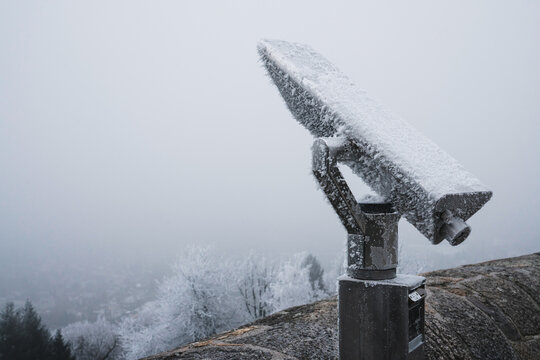Freeze spyglass in park
