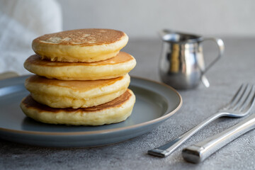シルバーとグレーの中のホットケーキ