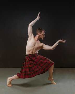 Bailarin con kilt en pose