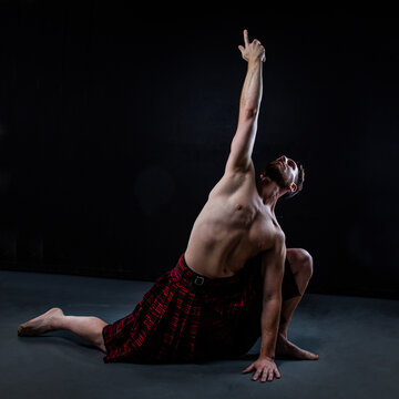 Bailarin con kilt en pose