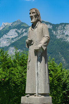 Statue des heiligen Niklaus von Fl&uuml;e bei der Kirche St. Justus in Flums, Kanton St. Gallen, Schweiz