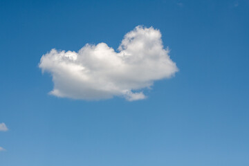 pojedyncza chmura na błękitnym niebie - obrazy, fototapety, plakaty