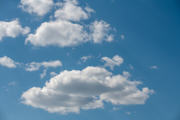 kłębiaste chmury na niebie - obrazy, fototapety, plakaty