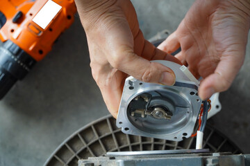 electric servo motor,Mechanic repairing AC servo motor, DC brush-less motor, and stepping motor in...