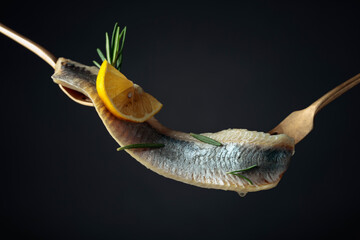 Herring fillet in oil with lemon and rosemary.