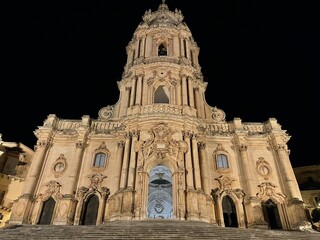 Fototapeta na wymiar cattedrale di modica la notte