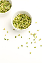 Lentejas dentro de un cuenco blanco sobre un fondo blanco liso y aislado. Vista superior y de cerca. Copy space. Formato vertical