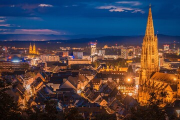 Blick auf die Stadt Freiburg (Deutschland) von oben bei Sonnenuntergang und aufziehendem Gewitter...