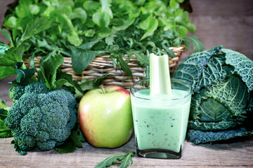 Green smoothie and organic ingredients in this healthy drink - 596388713