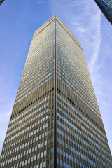 Obraz premium A skyscraper as seen from below in Montréal