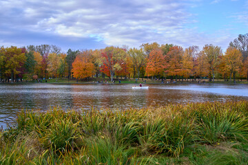 A boat on a lake on an autumn day in Montréal