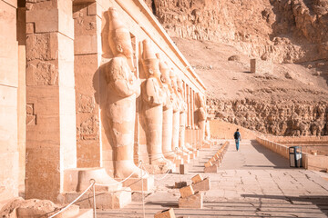 Statuenreihe im Tempel der Königin Hatschepsut, Luxor.