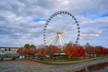 Ferris wheel in central Montréal