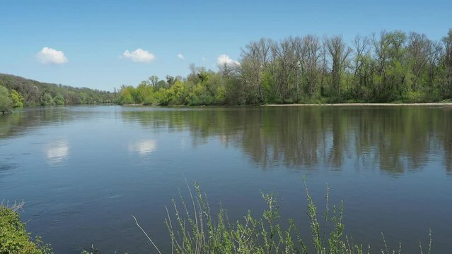 Cours de l'Allier au niveau de l'&eacute;cluse circulaire des Lorrains entre Apremont-sur-Allier et la rencontre avec la Loire  
