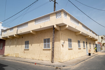 bâtiment colonial dans la vieille ville de Saint Louis au Sénégal