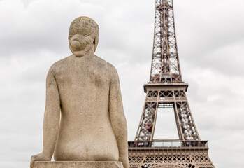 Fototapeta na wymiar Eiffel tower in Paris and statue