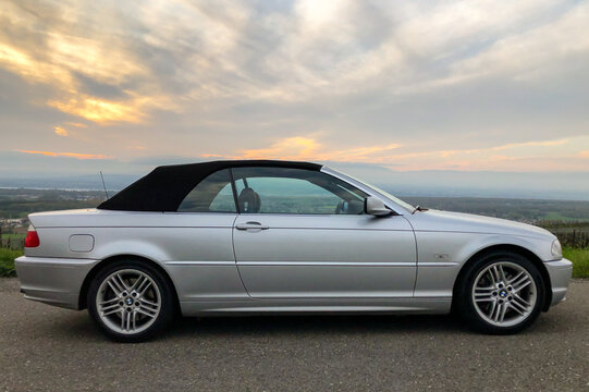 BMW 330 ci E46 durant le cr&eacute;puscule	