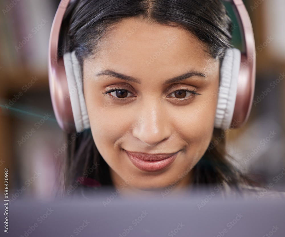 Aufkleber finding solutions. shot of a young student using her laptop at home.