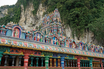 Fototapeta premium colorful hindu temple at the batu caves in kuala lumpur