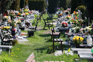 Ludzie na pogrzebie bliskiej osoby na cmentarzu. 
