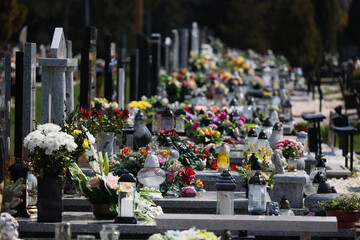 Ludzie na pogrzebie bliskiej osoby na cmentarzu. 