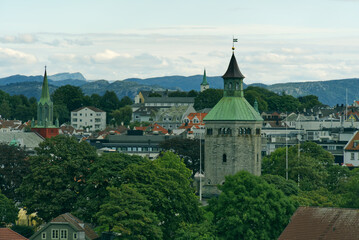 Blick über dem norwegischen Stavanger mit historischem Feuerwachturm (Valbergtårnet)