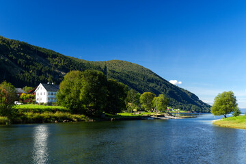 Eidsfjord in Norwegen mit Haus und Baum bei schönem Wetter und Sonnenschein 